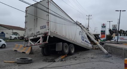 Choque de tráiler contra poste deja un lesionado en Apodaca