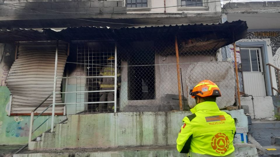 El incendio en la vivienda de la colonia Colinas del Topo Chico, en Escobedo, consumió el primer piso de la casa y dejó dos personas lesionadas por quemaduras.