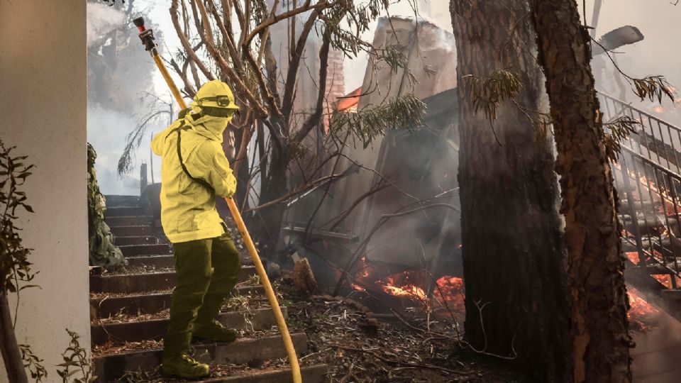 Bomberos combaten incendios en Los Ángeles.