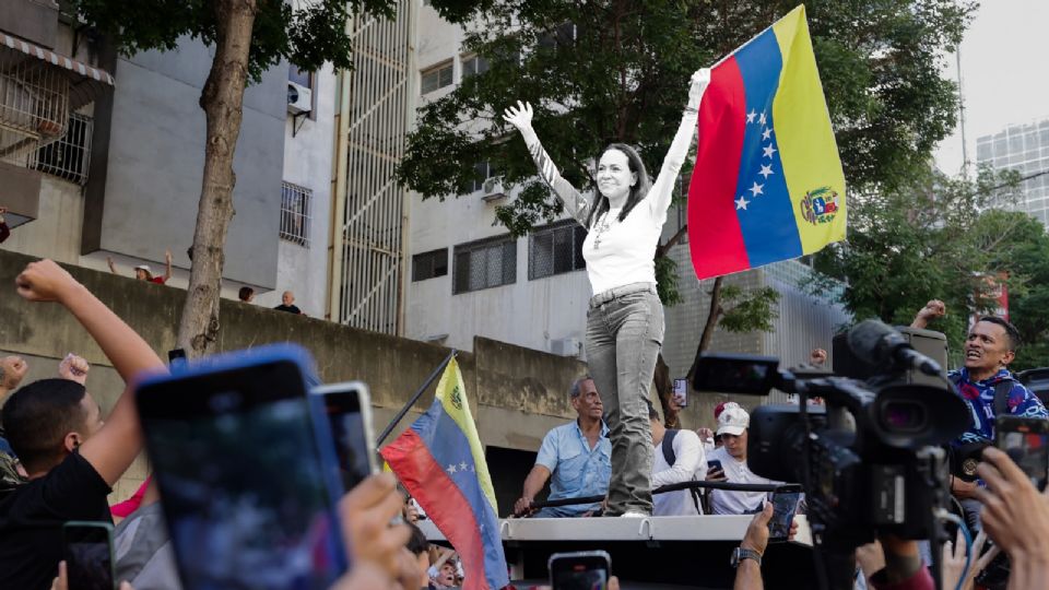 Caracas está en máxima vigilancia mientras Nicolás Maduro se prepara para su tercer mandato entre protestas y denuncias de irregularidades.