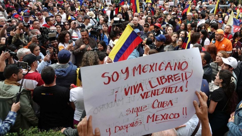 Decenas de personas se manifestaron en la embajada de Venezuela.