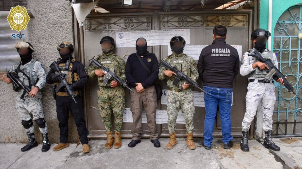Fuerzas federales y locales catean dos inmuebles en la alcaldía Tláhuac; hay tres detenidos.