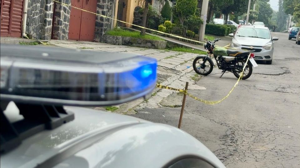 El hombre estaba sentado afuera de un domicilio y dos sujetos en motocicleta pasaron frente a él y abrieron fuego en su contra.