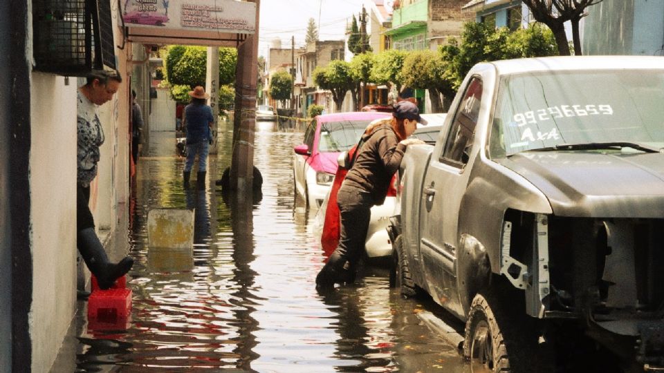 El líder de los diputados de Morena, Ricardo Monreal, anuncia la instalación de un centro de acopio en la Cámara de Diputados para los damnificados por las lluvias.
