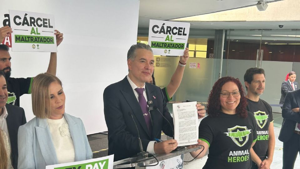 Waldo Fernandez, senador del PVEM, en la presentación de su inciativa 'Pay de Limón' contra el maltrato animal.