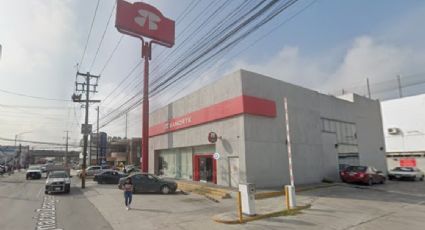 Asaltan a cliente afuera de un banco y le roban 500 mil pesos en el centro de Apodaca