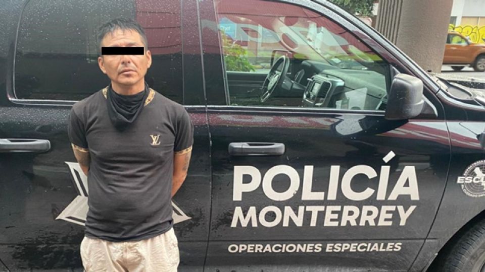 Elementos de la Policía de Monterrey detuvieron a un hombre con un arma y presunta mariguana durante un operativo en la colonia Industrial.