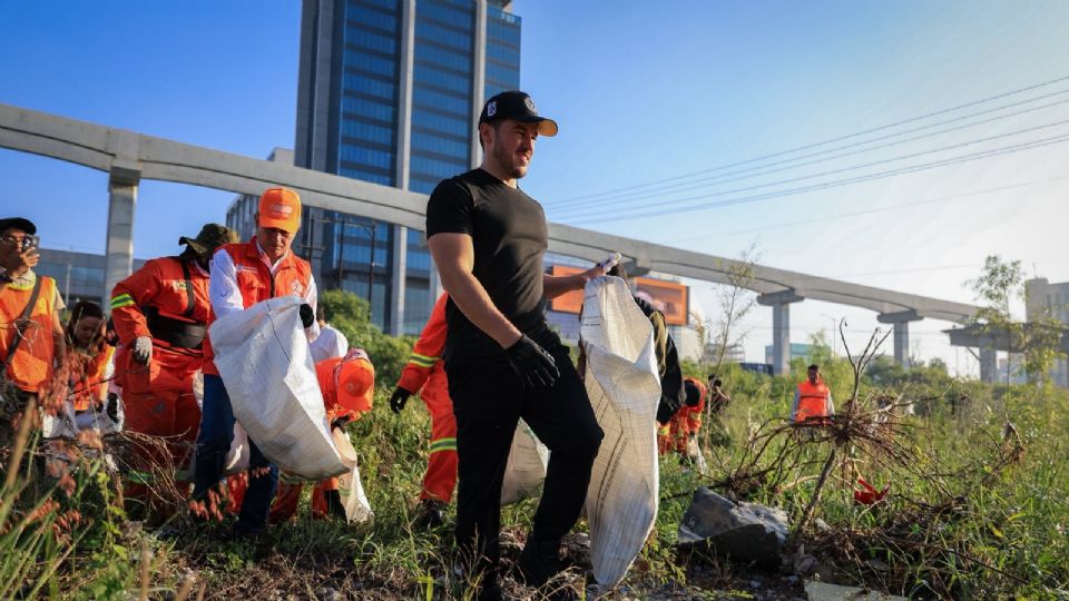 Samuel García encabezó la Brigada de Limpieza en el Río Santa Catarina y advirtió arrestos a quienes sean sorprendidos tirando basura en el cauce.