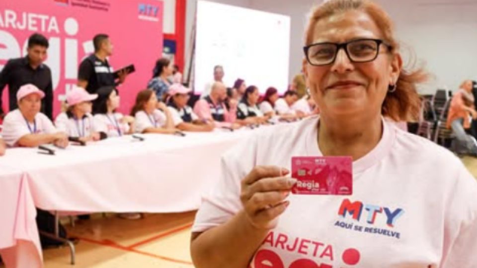 El municipio de Monterrey regresó a la maderería La Victoria para continuar con el registro y entrega de la Tarjeta Regia Plus a las beneficiarias.