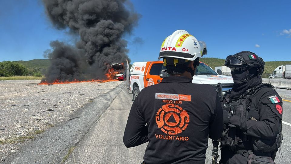 Unidades de Protección Civil y Guardia Nacional sofocaron el incendio de un autobús de pasajeros en la autopista a Laredo, en Salinas Victoria.