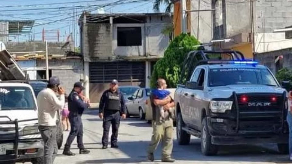 Protección Civil y Policía de Escobedo acudieron a la colonia Alianza Real, donde un joven murió electrocutado.