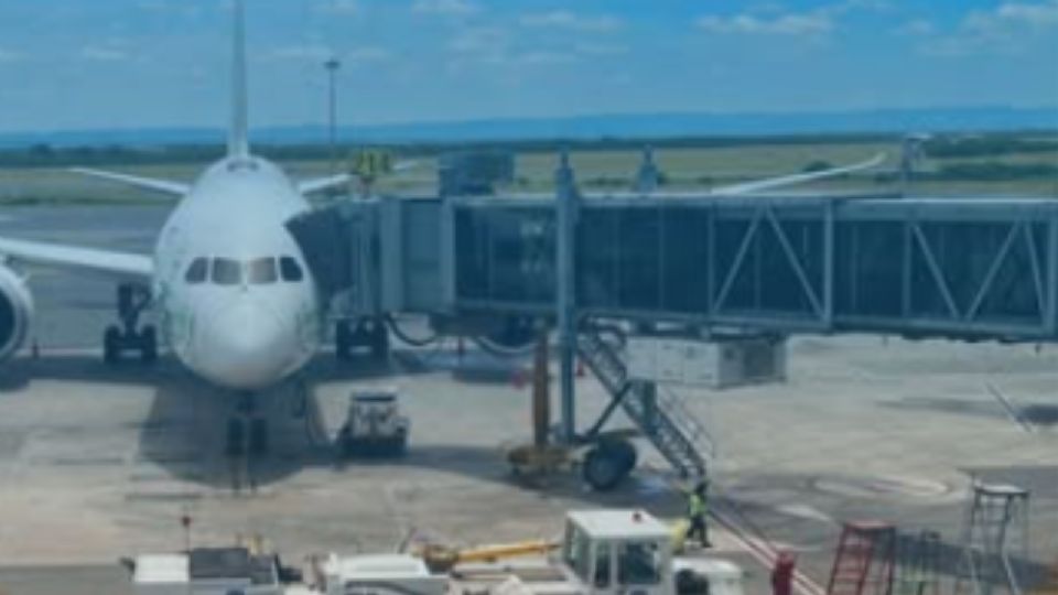 Personal médico y autoridades del Aeropuerto Internacional de Monterrey atendieron el fallecimiento de un pasajero a bordo de un vuelo procedente de Toluca.