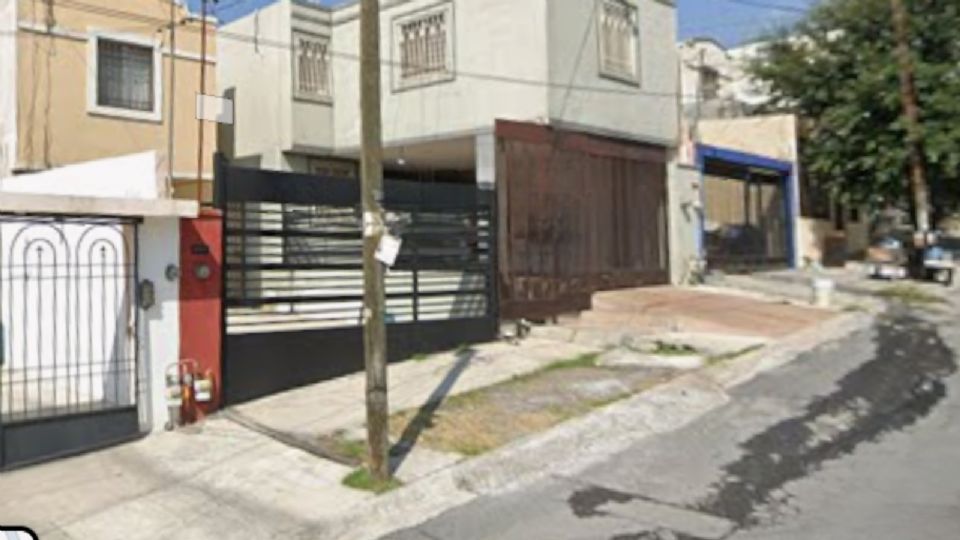 La fachada de la vivienda en Colinas de Valle Verde resultó con impactos de bala tras un ataque a balazos.