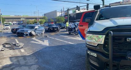 Conductor de un Mustang ignora semáforo y provoca choque con camioneta en Monterrey