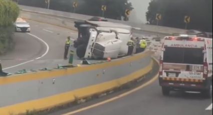 Tráiler vuelca en la México-Cuernavaca y provoca cierre parcial de la vía ( videos)