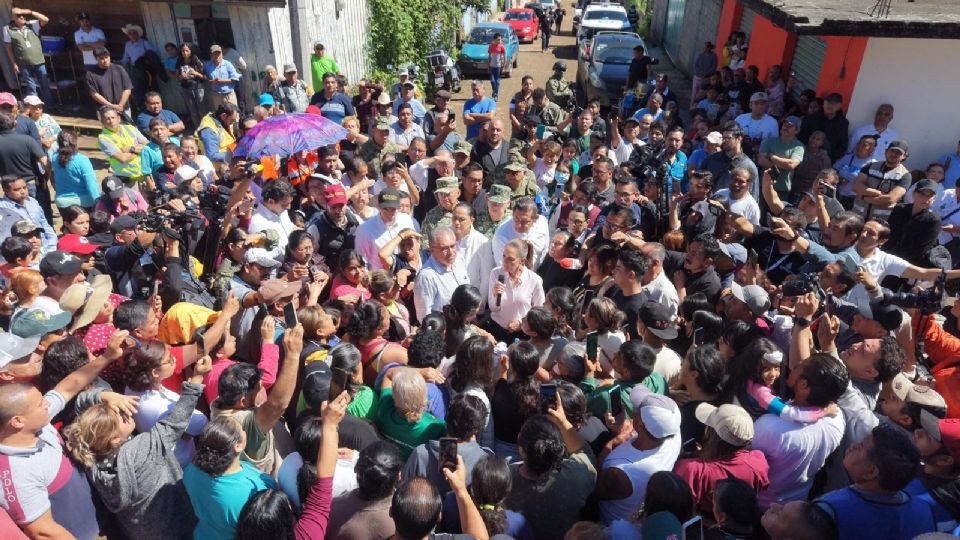 La presidenta Claudia Sheinbaum visita a los damnificados por las lluvias.