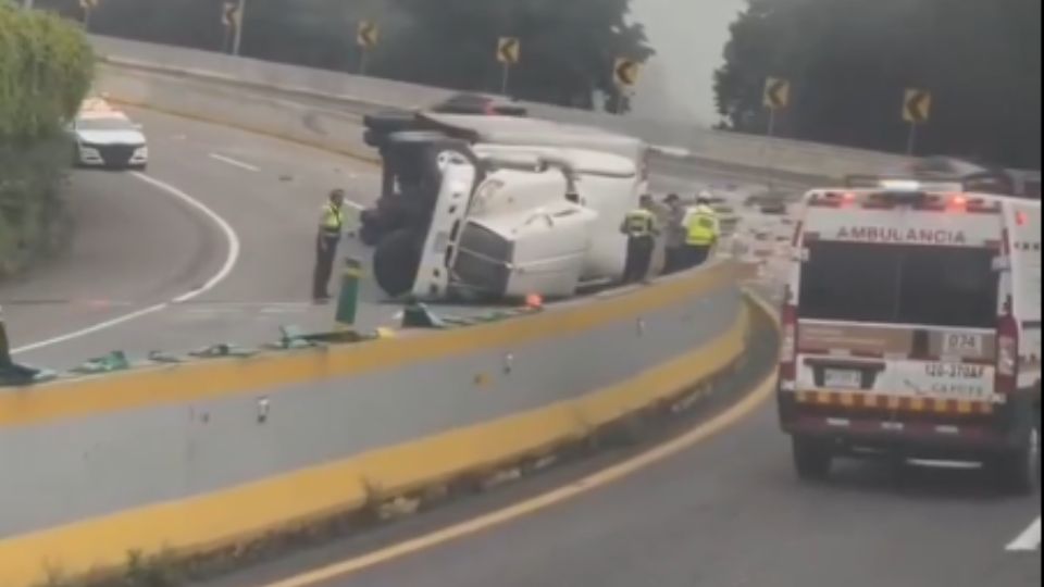 Un tráiler vuelca en la Méxco-Cuernavaca, sin que se registren mayores incidentes, salvo congestionamiento vial en esa carretera.