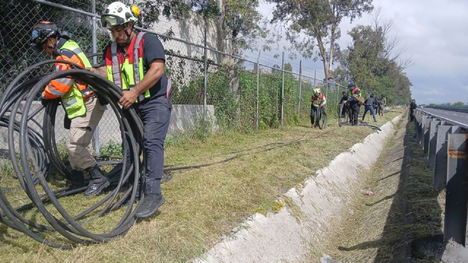 Trabajadores del municipio retiran metros de manguera usada para el huachicoleo de agua potable en Ecatepec, Edomex.