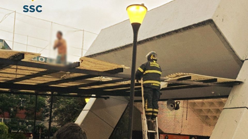 Rescatan a hombre en Metro Mixcoac.