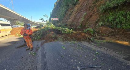 Deslizamiento de tierra en la autopista México-Toluca obliga al cierre parcial de la vialidad