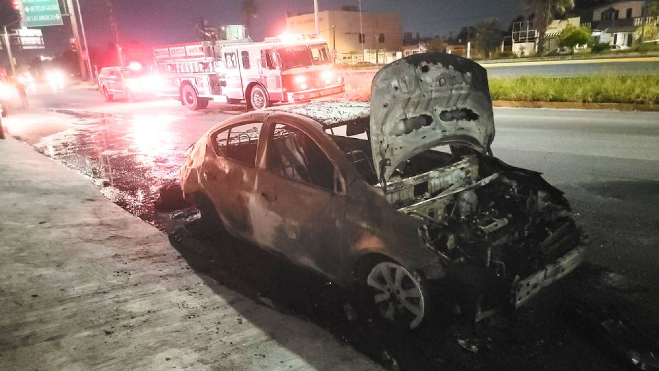 Cuerpos de auxilio de Guadalupe, San Nicolás y Protección Civil estatal sofocaron el incendio de un vehículo tipo Versa sobre el Anillo Vial Metropolitano.