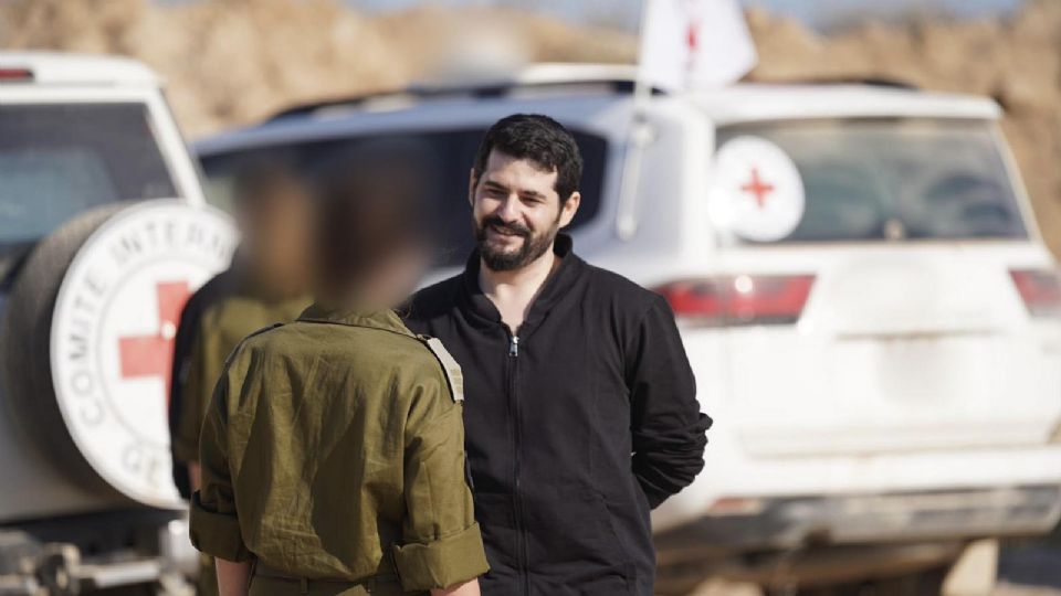 El rehén Ziv Berman (d) conversa con representantes de las Fuerzas de Defensa de Israel (FDI).