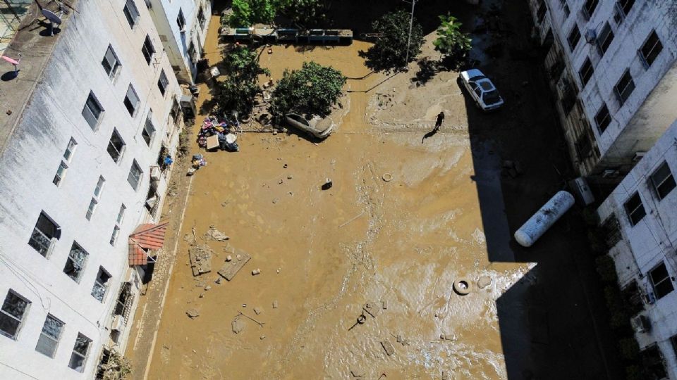 Desde los aires se observan las calles de la ciudad llenas de toneladas de lodo.