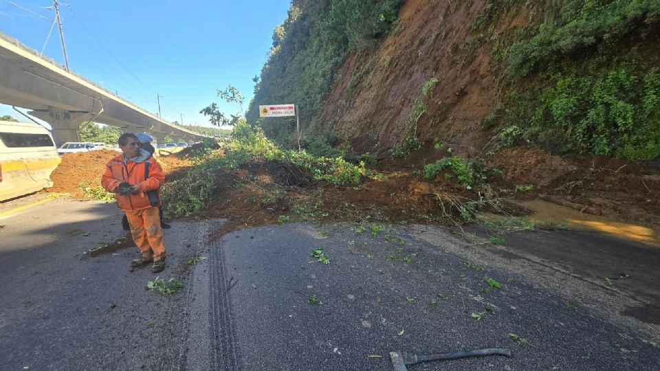 Se registra deslizamiento de tierra en la autopista México-Toluca.