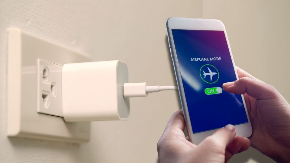 ¿Qué tan recomendable es cargar el celular en modo avión?