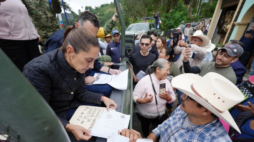 Claudia Sheinbaum recorre población afectada en Querétaro.