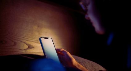 ¿Qué es el “vamping” provocado por usar el celular antes de dormir?