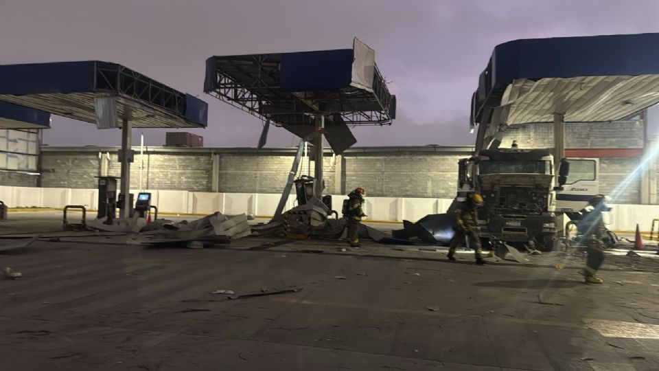 Bomberos y Protección Civil atendieron una fuga de gas en una estación de servicio sobre la avenida Félix U. Gómez.