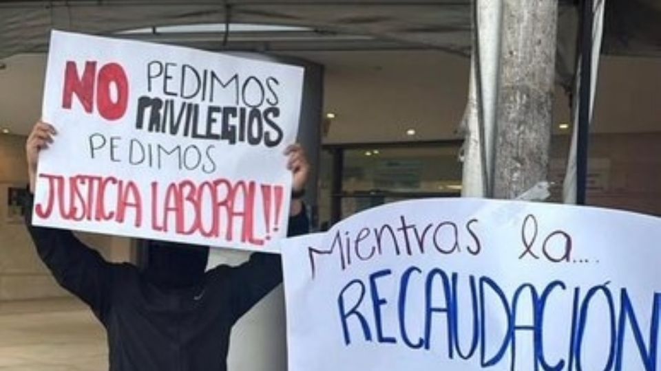 Trabajadores del SAT protestan por las condiciones laborales en las que trabajan.