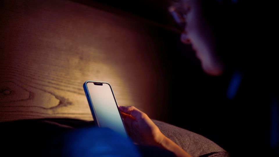 ¿Qué es el “vamping” provocado por usar el celular antes de dormir?