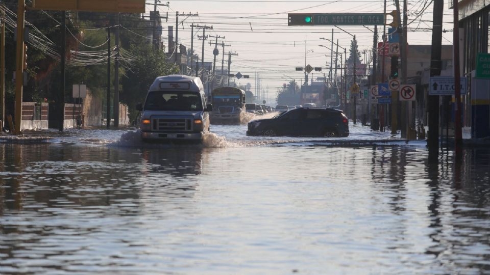 Una tromba de lluvia azotó los primeros minutos de este martes en Ciudad Juárez.