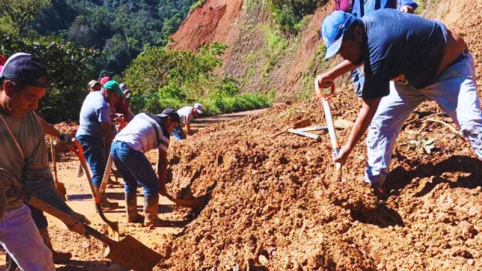 En Xochicoatlán, Hidalgo, al menos 25 comunidades aledañas están totalmente incomunicadas tras las intensas lluvias de octubre.