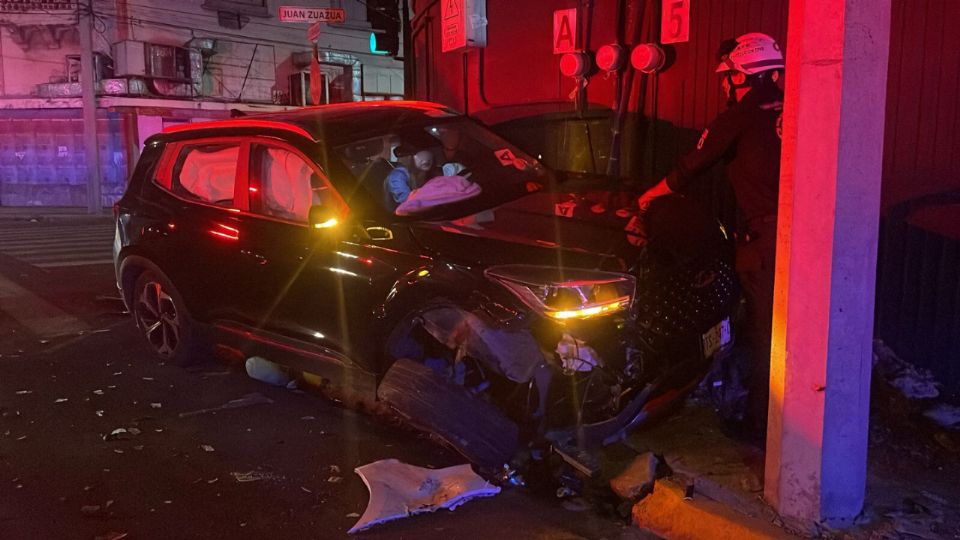 Un accidente entre dos vehículos en el Centro de Monterrey movilizó a elementos de Protección Civil