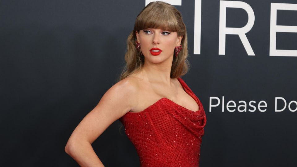 A través de 12 canciones, Taylor explora, reflexiona e imagina la sensación de los reflectores en su cara.