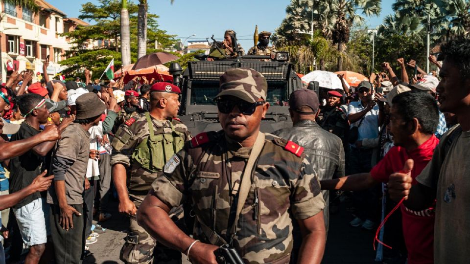 Manifestantes dan la bienvenida a miembros del ejército durante una manifestación en Antananarivo, Madagascar, el 14 de octubre de 2025.