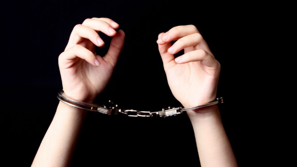 Las dos adolescentes y su cómplice fueron detenidos y presentados junto con la unidad robada.
