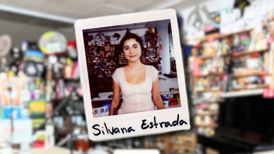 Descubre la trayectoria de Silvana Estrada, la artista mexicana que ha conquistado el Tiny Desk y los premios internacionales.
