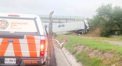 Tráiler se sale del camino en  Anillo Periférico de Escobedo; conductor sufre fracturas