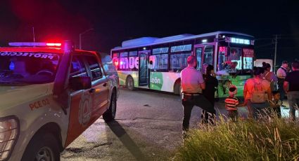 Camión urbano choca con dos autos en Juárez y deja un lesionado