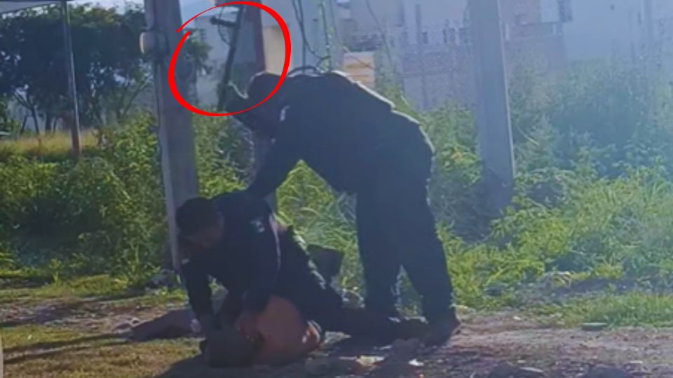 Un video difundido en Facebook muestra a dos oficiales sometiendo a un joven junto a una carretera mientras otro lo golpea.