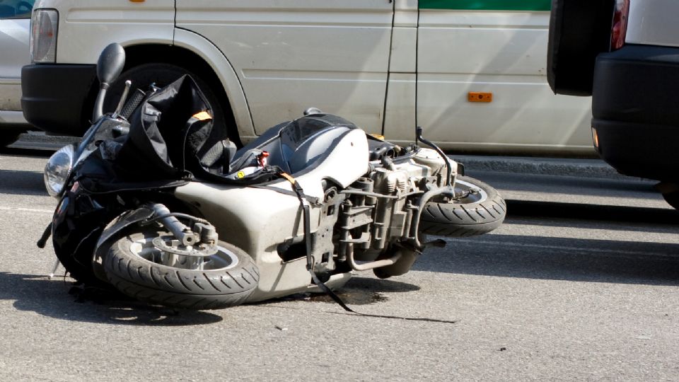 El motociclista fue trasladado grave al Hospital General de Montemorelos tras impactar contra un autobús y un auto en la Carretera Nacional.