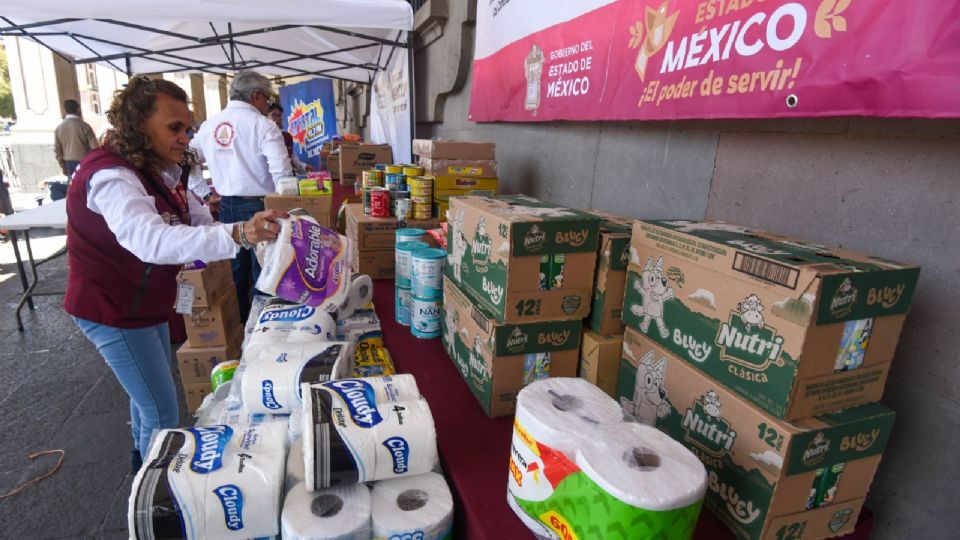 Aspectos del Centro de Acopio instalado en Palacio de Gobierno del Estado de México en apoyo a damnificados.