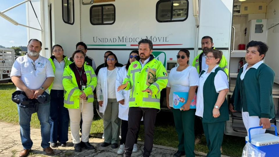 El director del IMSS, Zoé Robledo, informa que en albergue instalado en Huauchinango, Puebla, se aplica vacuna contra el tétanos.