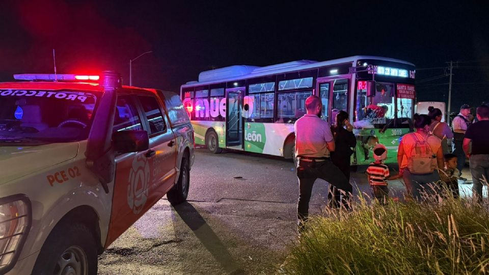 Protección Civil de Nuevo León atendió el accidente en Juárez, donde un conductor resultó lesionado tras el choque entre tres vehículos.
