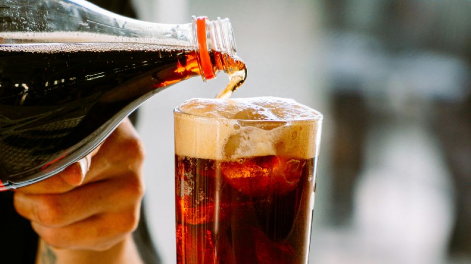 Morena mete cambio para cumplir pacto con refresqueras y aplicar cobro de 1.5 pesos por litro a bebidas saborizadas sin calorías.