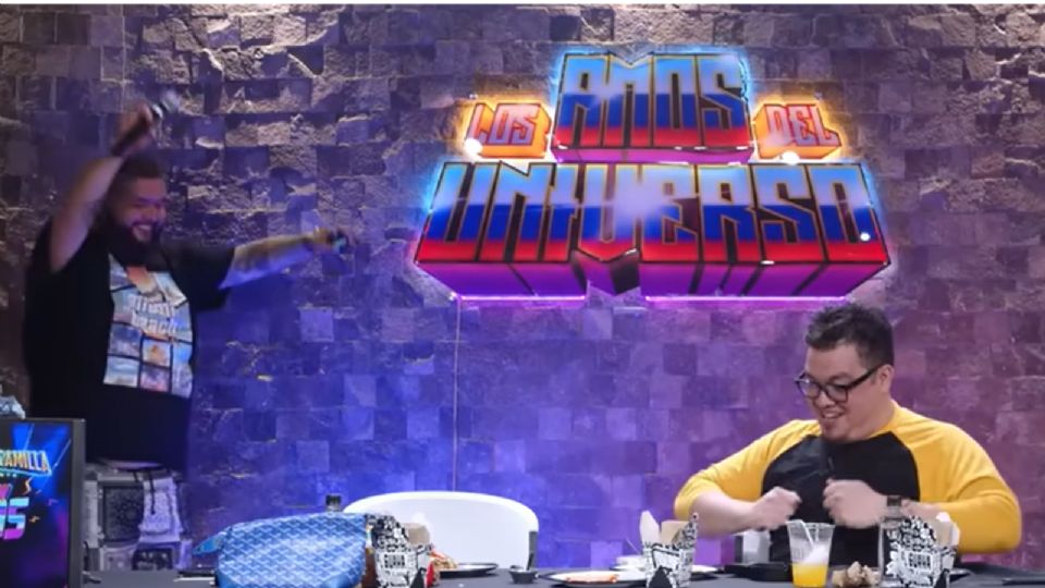 Franco Escamilla fue sorprendido por un mariachi durante la grabación de su podcast.